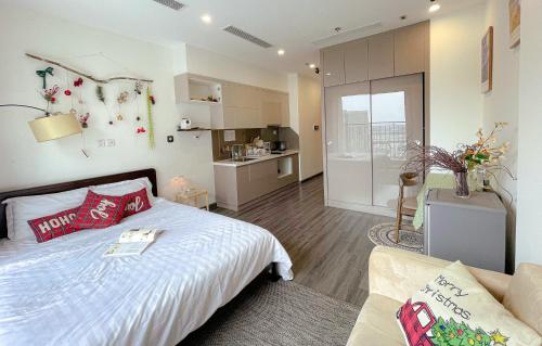 een slaapkamer met een bed en een woonkamer bij Monday Homestay -R103 Vinhomes Ocean Park-Gia Lam-Ha Noi in Gia Lâm Pho