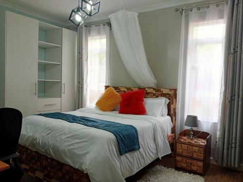 Un pat sau paturi într-o cameră la Cozy and Comfi Family Stay with Unique Private Room
