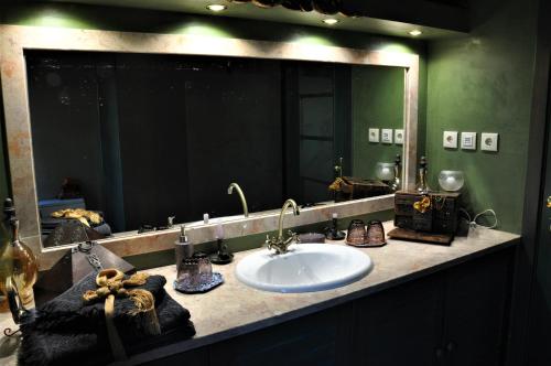 Calhandriz的住宿－Mille et une Nuits - La Vénus de Lisbonne，一间带水槽和大镜子的浴室