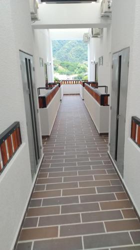un couloir vide dans un bâtiment avec vue sur la montagne dans l'établissement Apartamentos Turísticos OASIS, à San Jerónimo