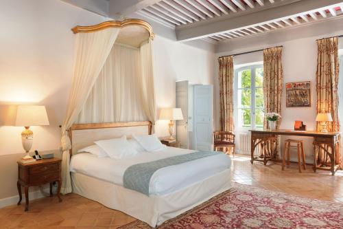 a bedroom with a bed and a table and a desk at Hostellerie De L'abbaye De La Celle - Teritoria in La Celle