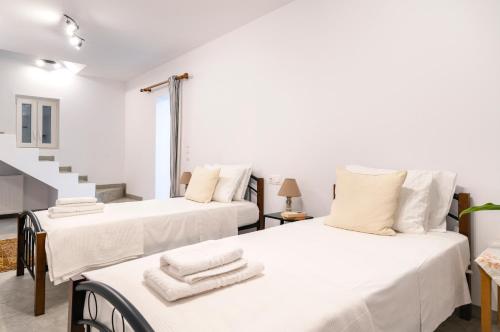 Postel nebo postele na pokoji v ubytování Ktima Petrina Volia- Maisonette Phos