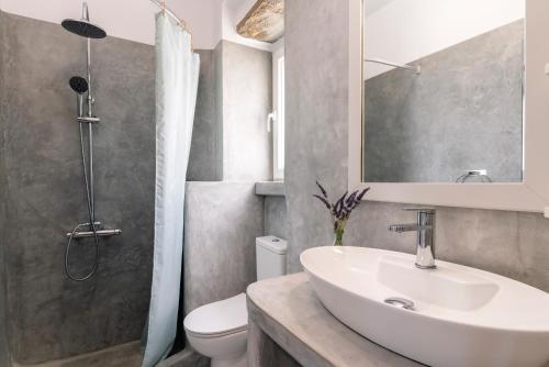 Koupelna v ubytování Ktima Petrina Volia- Maisonette Phos