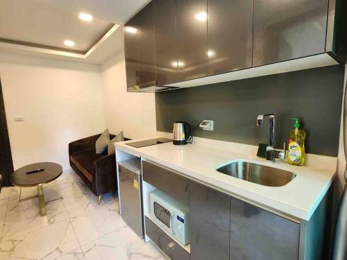 Kuchyň nebo kuchyňský kout v ubytování Arcadia Center Suites- Privacy Ultimate Luxury Living