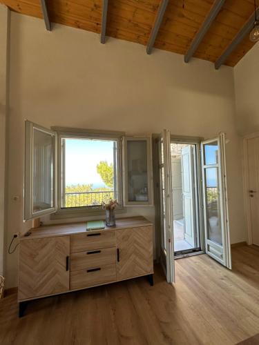 a room with a dresser with a large window at Aelio in Raches