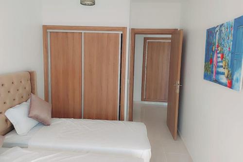 Een bed of bedden in een kamer bij Appartement Costa Bouznika