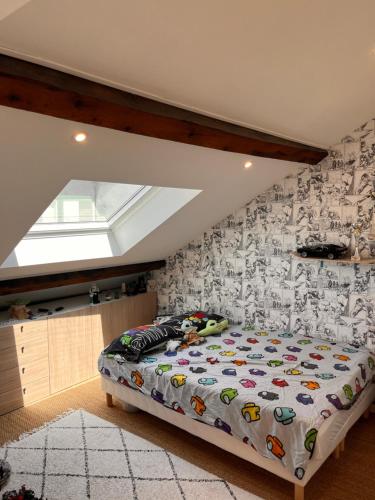 Ένα ή περισσότερα κρεβάτια σε δωμάτιο στο Maison de ville - Lac & Montagnes