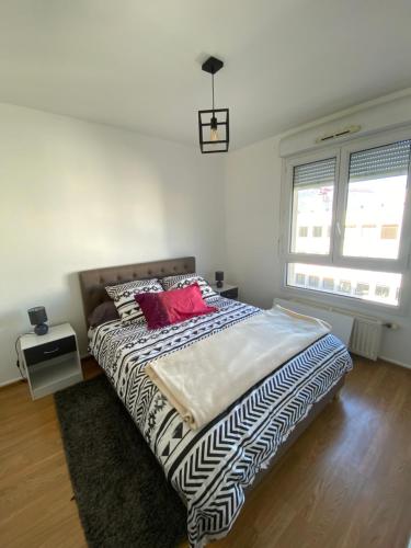 une chambre avec un grand lit et deux fenêtres dans l'établissement Chambéry Le Chambellan, à Chambéry