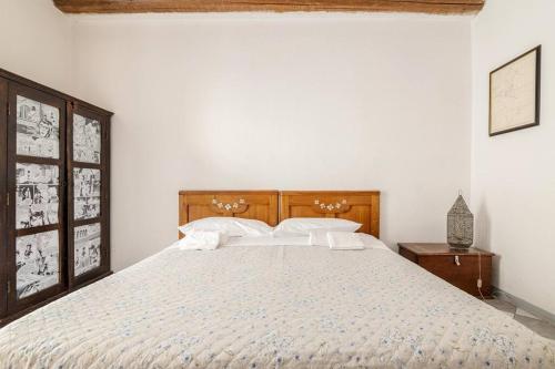 um quarto com uma cama grande e uma cabeceira em madeira em Antiche Stalle I em Bérgamo