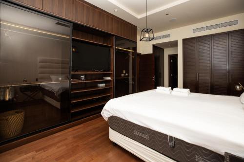 Postel nebo postele na pokoji v ubytování Tiara Residence Palm Jumeirah 1BR Sea & Burj Al Arab view , Private beach, Pool
