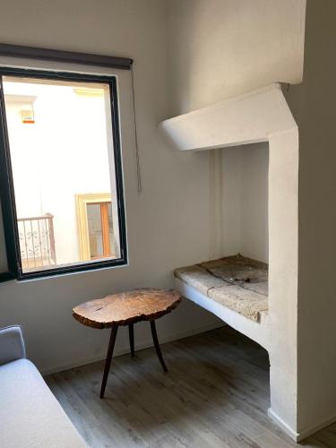 ein kleines Zimmer mit einem Etagenbett und einem Tisch in der Unterkunft Salento Sunny Flat in Aradeo