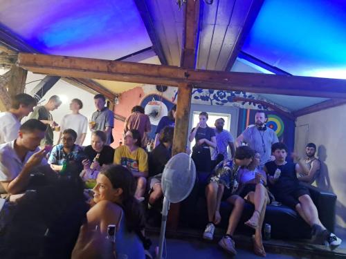 eine Gruppe von Personen, die in einem Zimmer sitzen in der Unterkunft Bla Bla Hostel in Sofia