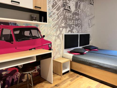 een slaapkamer met een bed met een busje aan de muur bij Mariacka 13 Wygodne Spanie P6 Centrum in Katowice