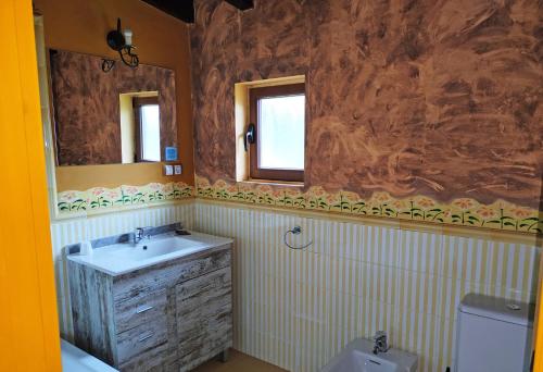 La salle de bains est pourvue d'un lavabo et de toilettes. dans l'établissement Posada de Ongayo, à Suances