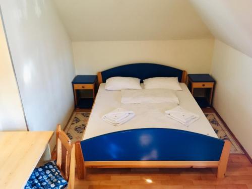 een kleine slaapkamer met een blauw en wit bed bij KRALJEVI KONACI - Vila Zelena Dolina - Zlatibor in Zlatibor