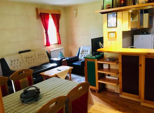 een woonkamer met een bank en een tafel bij KRALJEVI KONACI - Vila Zelena Dolina - Zlatibor in Zlatibor
