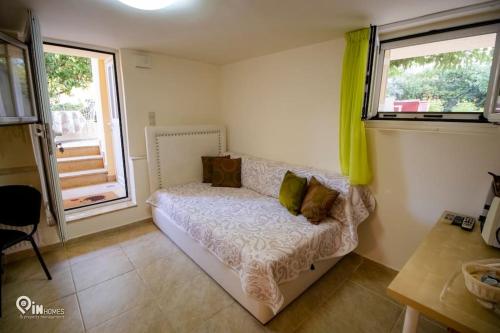 Postel nebo postele na pokoji v ubytování Odysseus Cozy Home