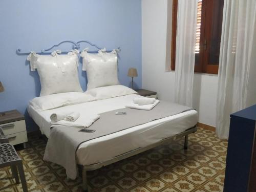 ノート・マリーナにあるSapore di Mareのベッドルーム1室(白いシーツと枕のベッド1台付)