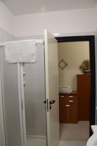 フォンダケッロにあるFondachelloのバスルーム(シャワー、トイレ、シンク付)