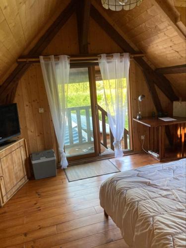 Ένα ή περισσότερα κρεβάτια σε δωμάτιο στο Une chambre dans la verdure