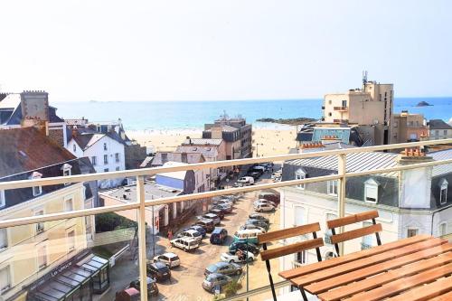 Bright apt with balcony panoramic view