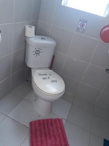 ein Badezimmer mit WC mit Schild drauf in der Unterkunft Michelle's Apartment alcoy in Alcoy