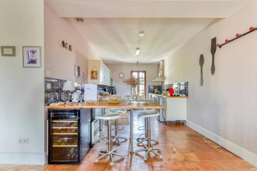 Maison Dix Chambres d'hôtes et Espace SPA Bien êtreにあるキッチンまたは簡易キッチン