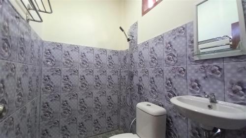 bagno con servizi igienici e lavandino di Benedict Guesthouse by Mori Hospitality a Labuan Bajo