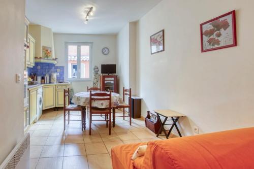 Habitación con cocina y mesa en una habitación. en Charming apartment in the city center, en Sanary-sur-Mer