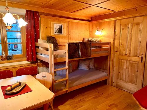 una camera con 2 letti a castello in una cabina di Apart Onkl a Sankt Leonhard im Pitztal