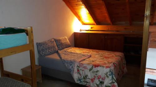 1 dormitorio pequeño con 1 cama y 1 litera en alquileres gino en Las Grutas