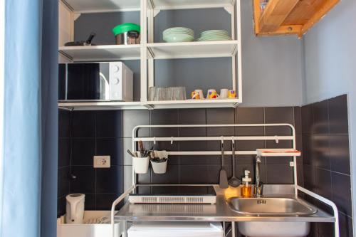 eine Küche mit einer Spüle und einer Arbeitsplatte in der Unterkunft Sweet Sleep Studios in Neapel