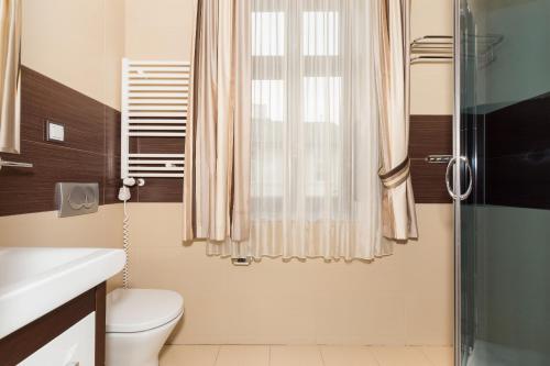 a bathroom with a toilet and a shower at Villa Baltic Dream in Międzyzdroje