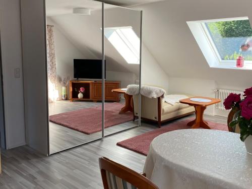 ein Wohnzimmer mit einem großen Spiegel im Zimmer in der Unterkunft Heimathafen - a53989 in Eckernförde