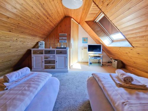 Zimmer im Dachgeschoss mit 2 Betten und einem TV in der Unterkunft Birgits Huus in Greetsiel