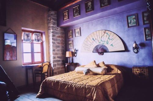 1 dormitorio con 1 cama grande en una habitación en Tenuta il Galletto, en Casale Monferrato