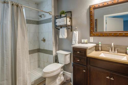 y baño con aseo, lavabo y ducha. en San Antonio Home with Private Hot Tub Pets Welcome! en San Antonio