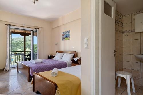 Una cama o camas en una habitación de Vardia studio B