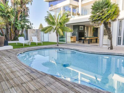 GND Properties Luxury Holiday Home tesisinde veya buraya yakın yüzme havuzu