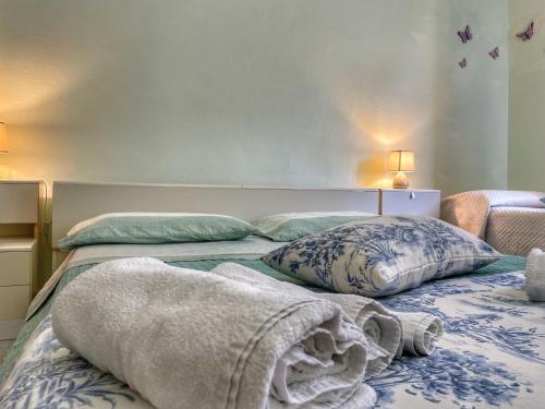 um quarto com 2 camas e toalhas em Casa Nina em Gonnesa