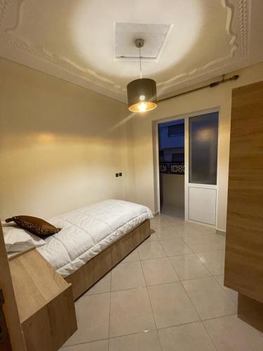 A bed or beds in a room at Logement entier : Appartement à Agadir