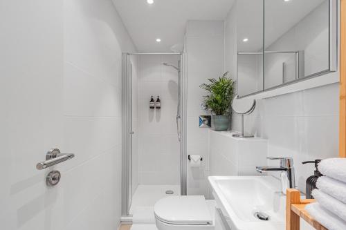 PRIME: Design Apartment für 4 - Zentrale Lage في ميونخ: حمام مع دش ومرحاض ومغسلة