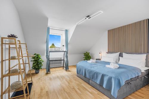 um quarto com uma cama e uma escada em PRIME: Design Apartment für 4 - Zentrale Lage em Munique