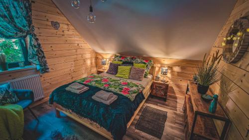 sypialnia z łóżkiem w drewnianym pokoju w obiekcie Chata na Skarpie - SPA i widok na Skrzyczne w Szczyrku
