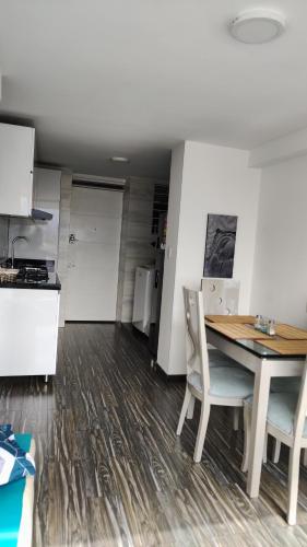 a kitchen and dining room with a table and chairs at Apartamento embajada americana in Bogotá