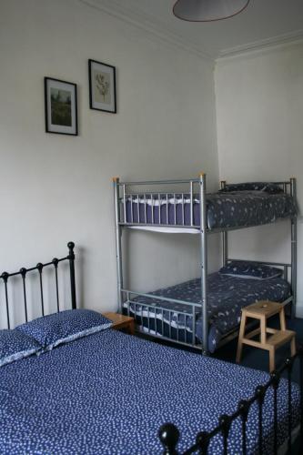 a bedroom with two bunk beds in a room at Argyle Backpackers in Edinburgh