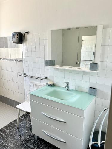 une salle de bain avec un lavabo et un miroir dans l'établissement Les oliviers du pradon, à Lagarde-Paréol