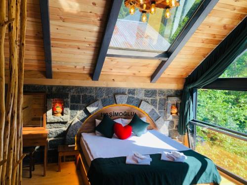 Postel nebo postele na pokoji v ubytování Ayder Hasimoglu Hotel