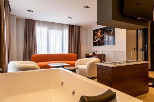 uma sala de estar com banheira num quarto em La Miel Suites em Şile