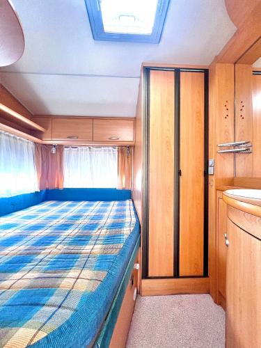 una piccola camera con un letto in una stanza di Caravana Con Encanto El Palmar 4 a El Palmar